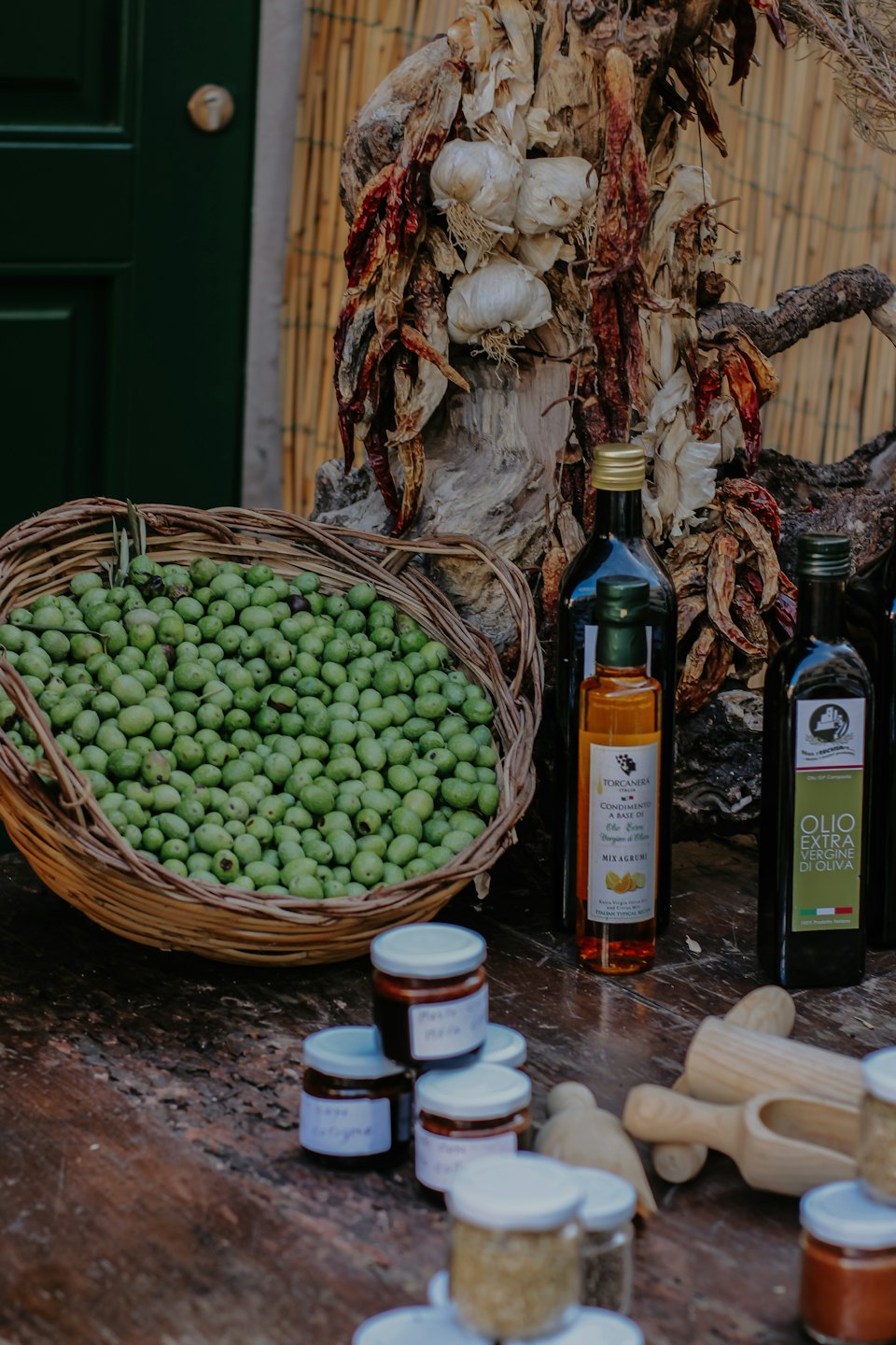 Prodotti alimentari italiani disposti su un tavolo di legno rustico.